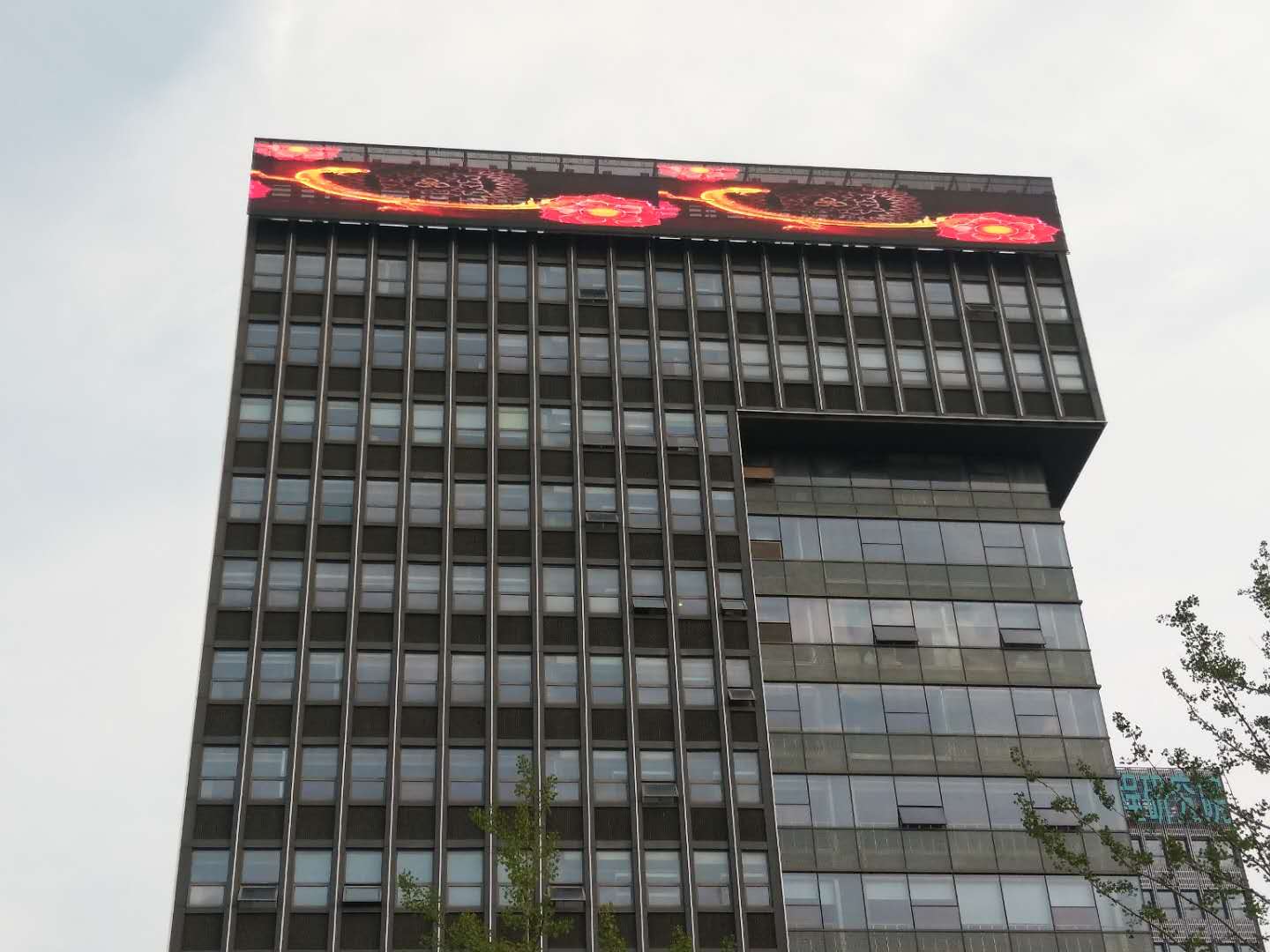 南京（jīng）航空航天大学工程（chéng）研究（jiū）院P10格栅屏项目