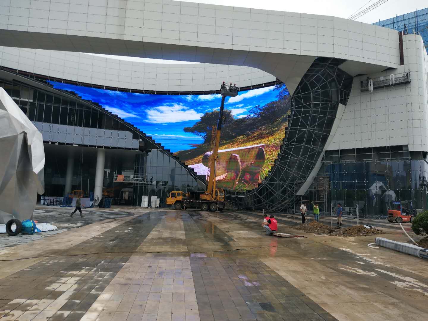 安徽合肥佳源广场350平方户外P10格（gé）栅屏项目案例