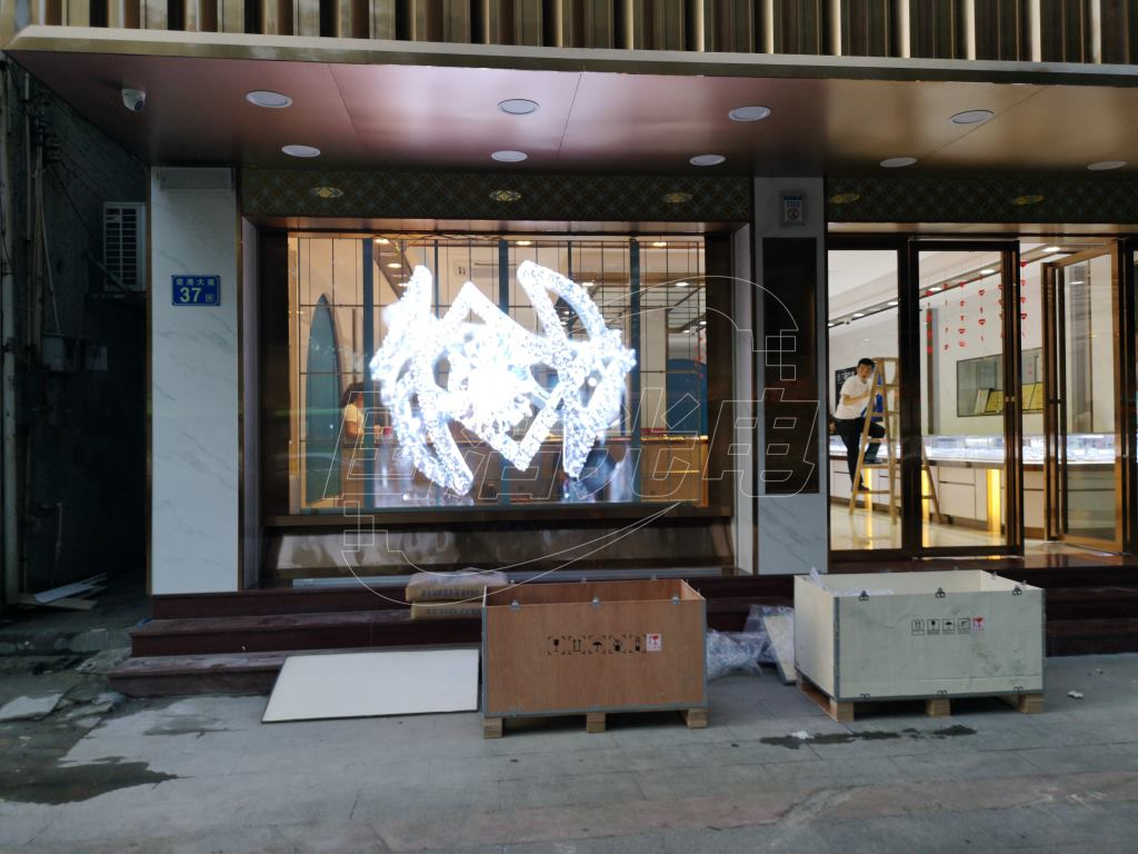 隻要在透明玻璃（lí）上貼一層屏，就能（néng）讓玻璃播放各種炫酷視頻動畫