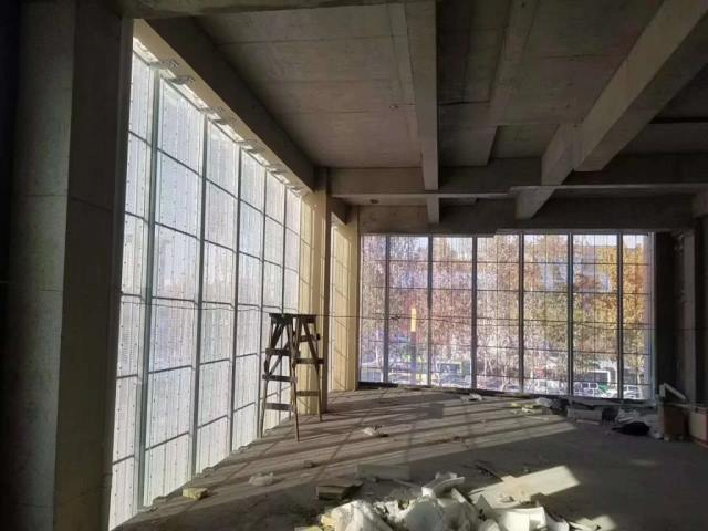 LED透明（míng）屏工廠為金六福珠（zhū）寶經銷商實體（tǐ）店麵供應led透明屏安裝